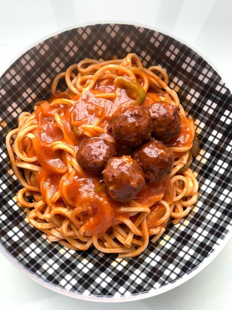 Nouilles aux boulettes sauce tomate